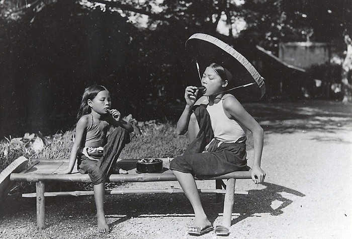Chị em ăn trầu. Ảnh chụp những năm 1921 - 1935.